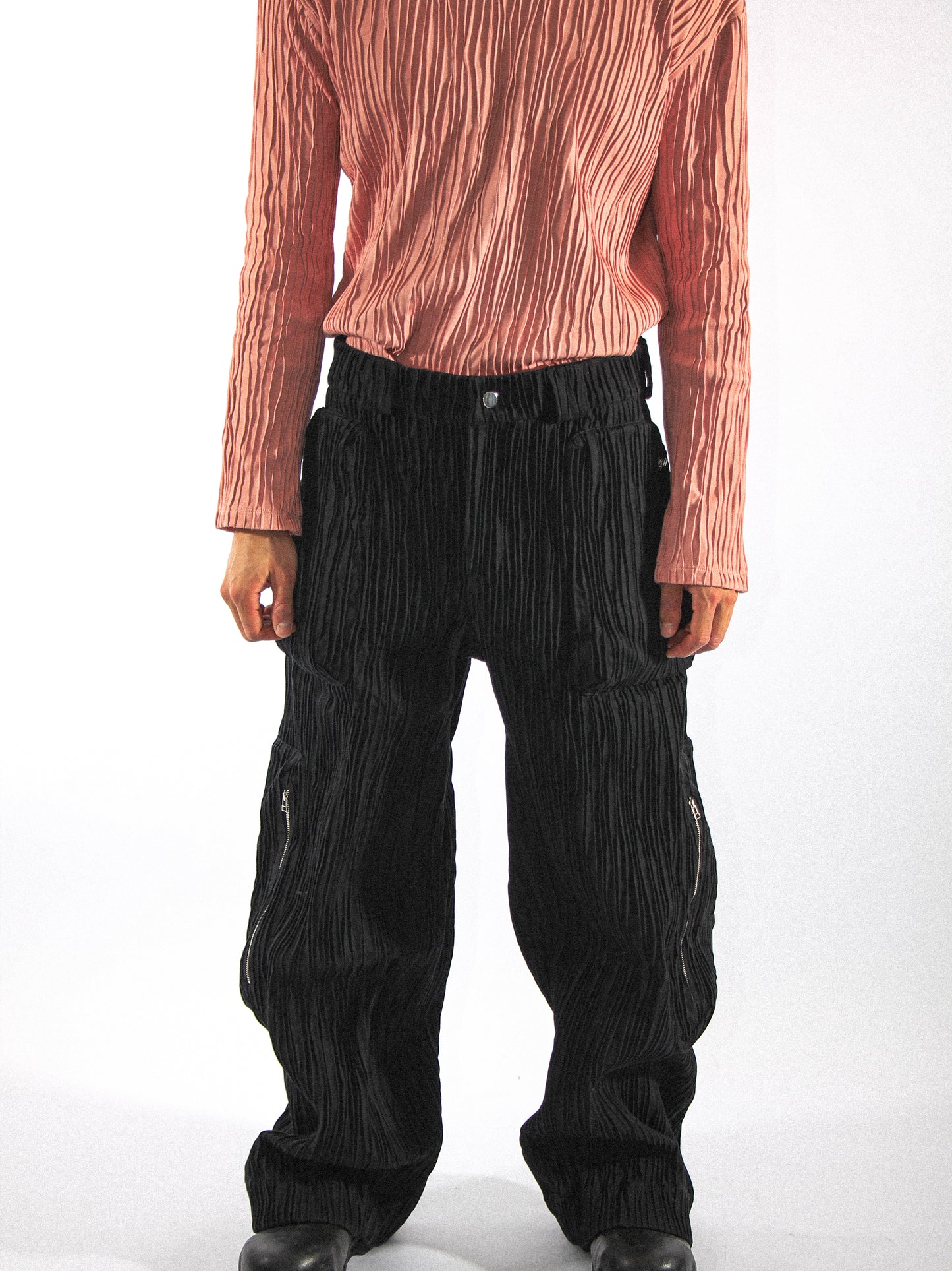 GILLED LUTEUS CARGO TROUSER IN METEORITE BLACK