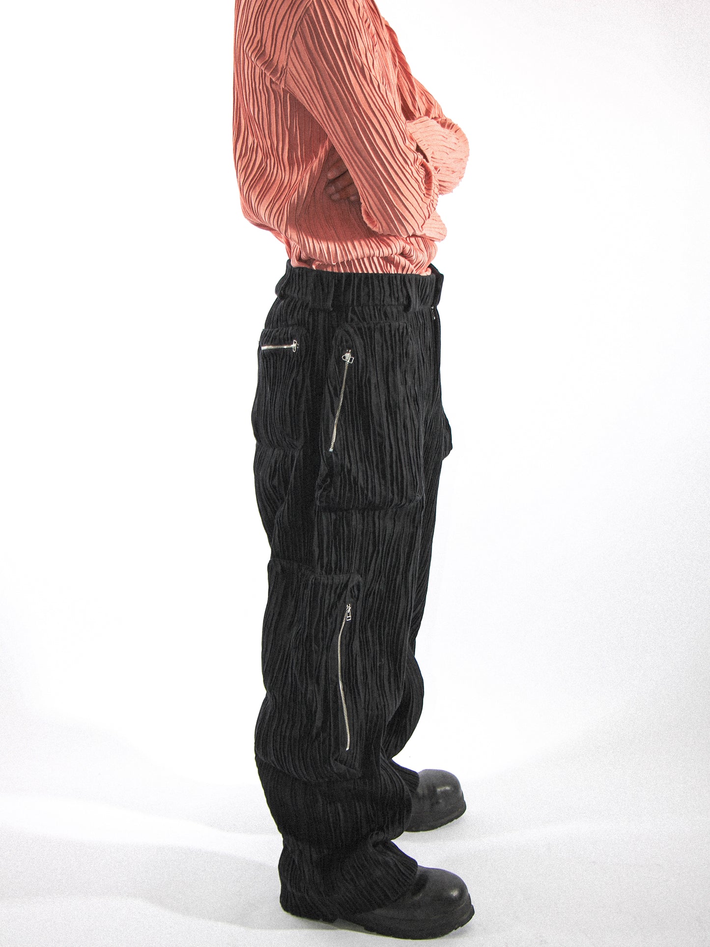 GILLED LUTEUS CARGO TROUSER IN METEORITE BLACK