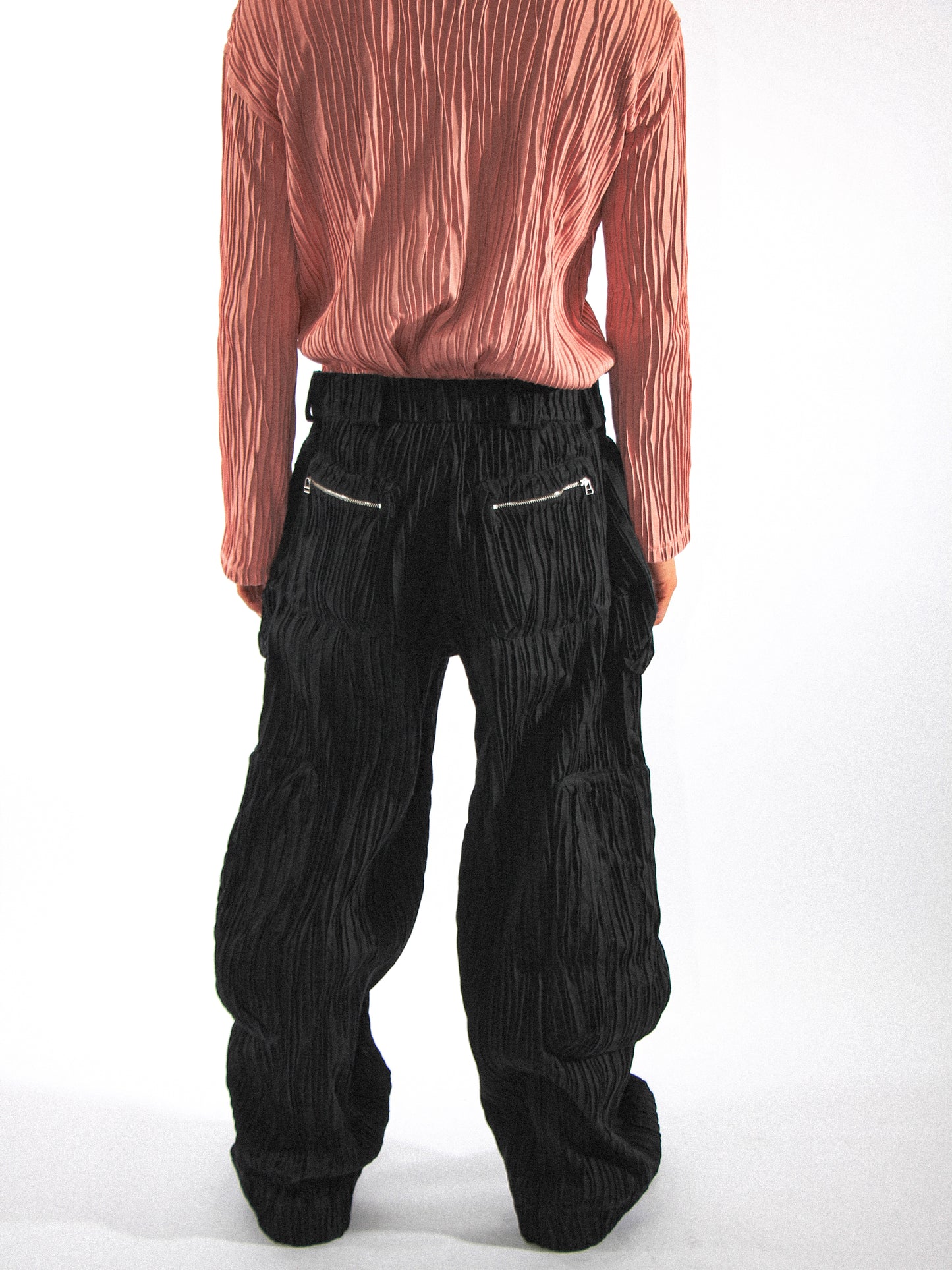 GILLED LUTEUS CARGO TROUSER IN METEORITE BLACK