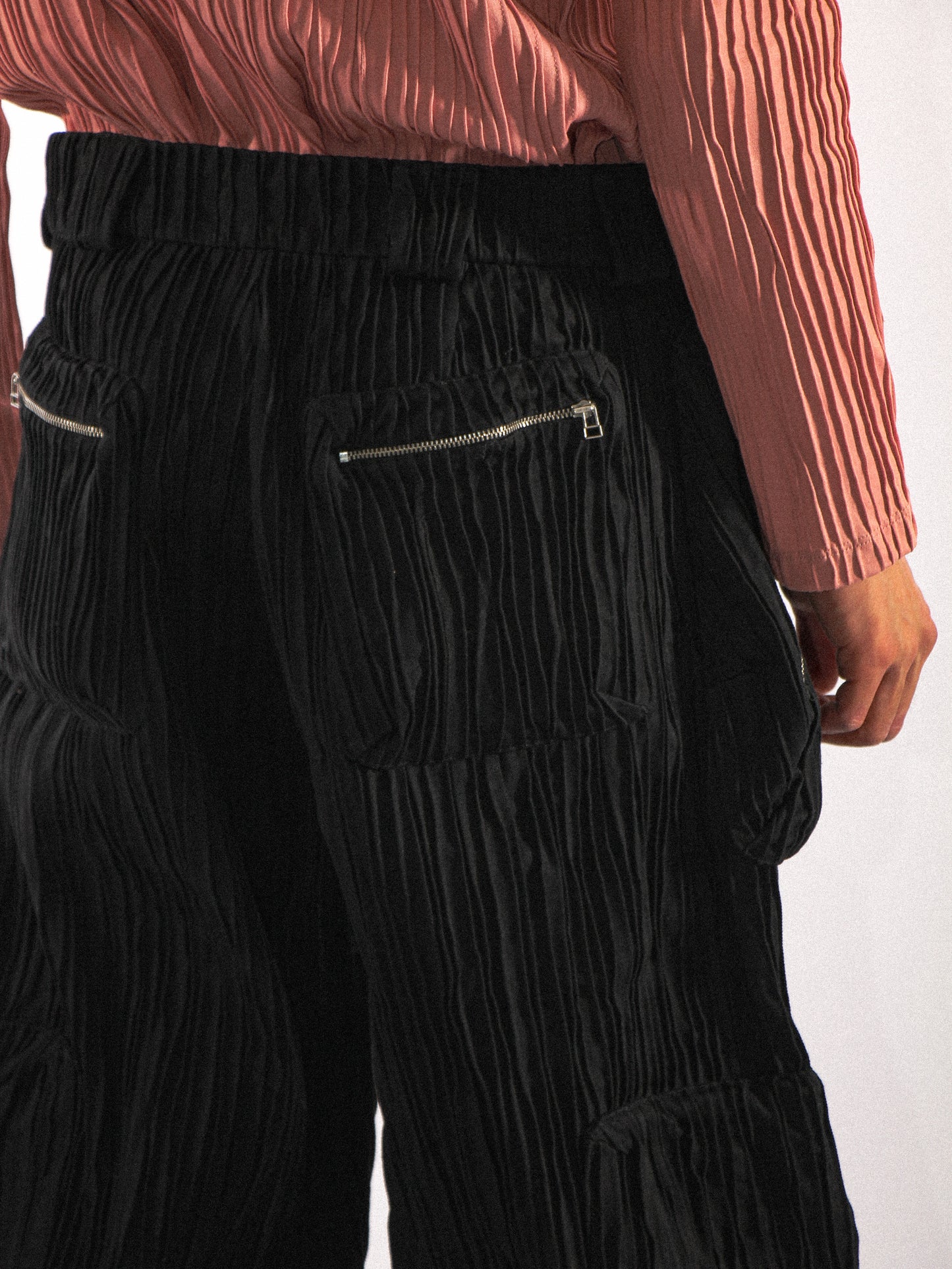 GILLED LUTEUS CARGO TROUSER IN METEORITE BLACK