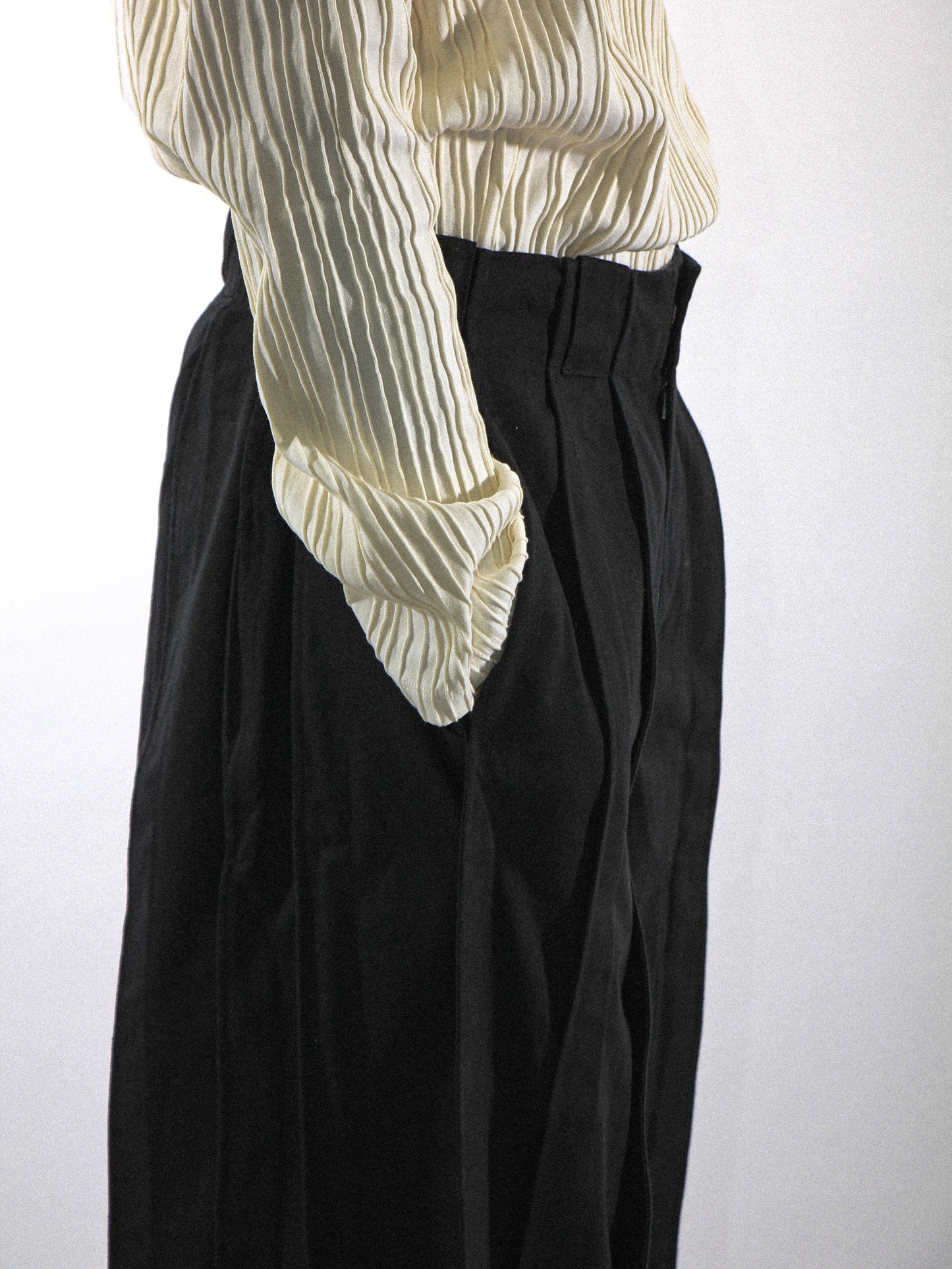 MARASMIUS PLEATED TROUSER IN METEORITE BLACK