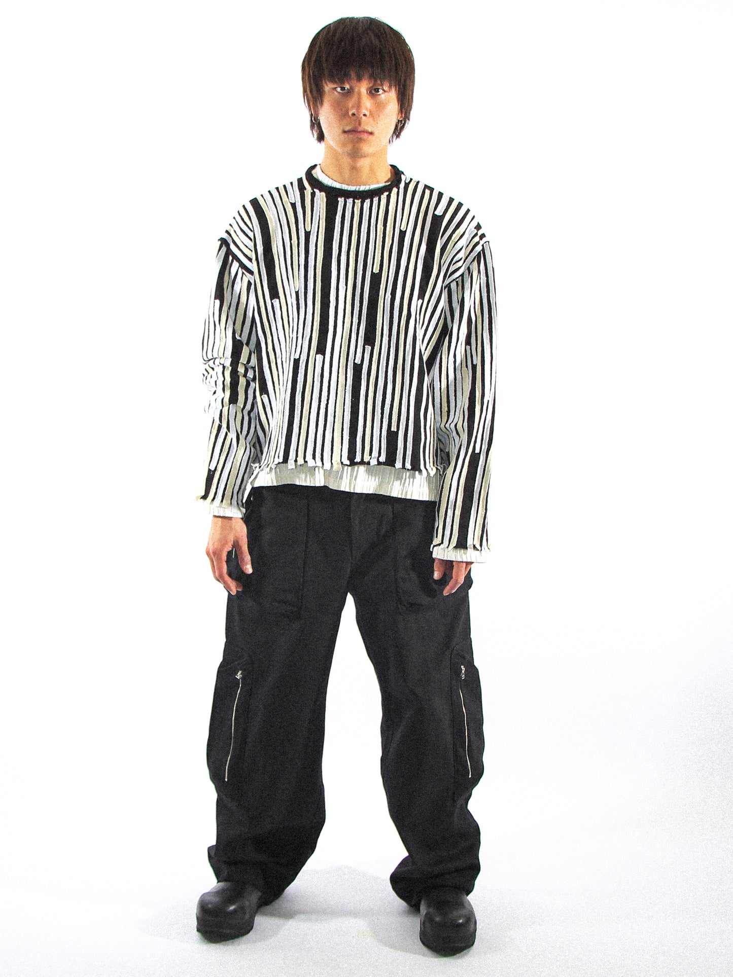 OFF CUT CREWNECK IN BLACK AND WHITE